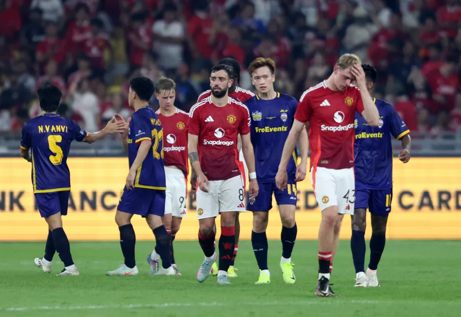 Manchester United Booed after embarrassing loss to ASEAN All Stars on post Season Tour.