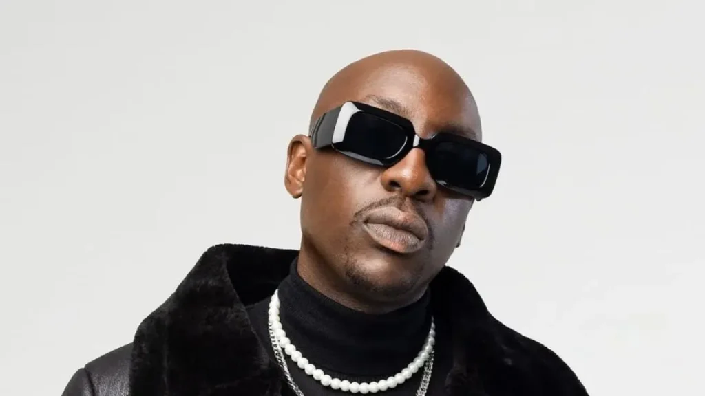 Bien joins DJ AG’s viral London street show with a live chicken